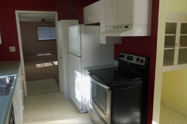 Building Photo - Special --1/2 off first months rent.