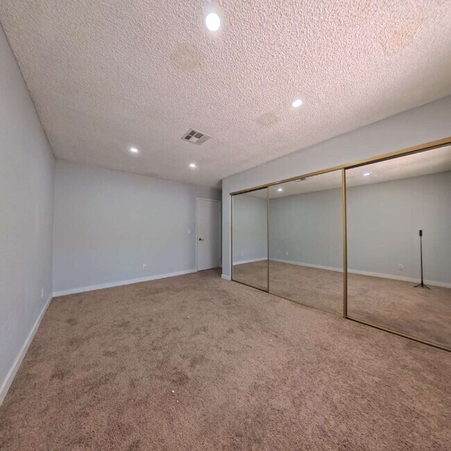 Building Photo - Beautiful 2 Bedroom 2 Bathroom Condo at The Lakes!