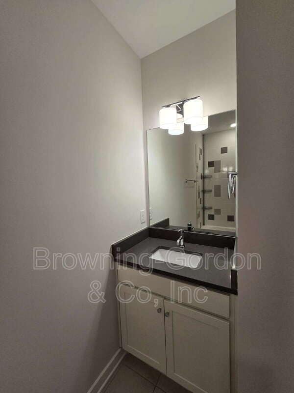 Building Photo - 1035 Chester Ave