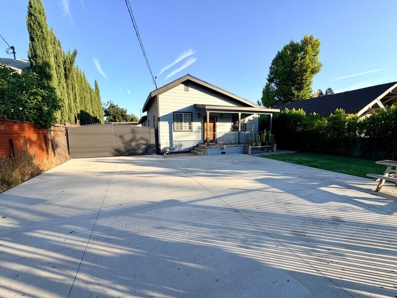 Building Photo - 5622 Aldama St