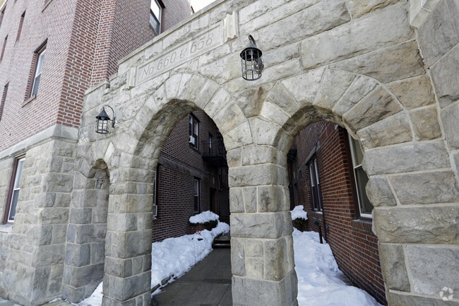 Building Photo - Hudson Crest