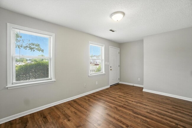 Building Photo - Updated Brick Condo in the Heart of Downto...