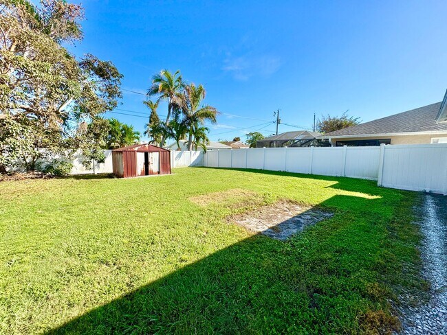 Building Photo - ** NAPLES PARK ** 3 BED / 2 BATH ** PET OK...