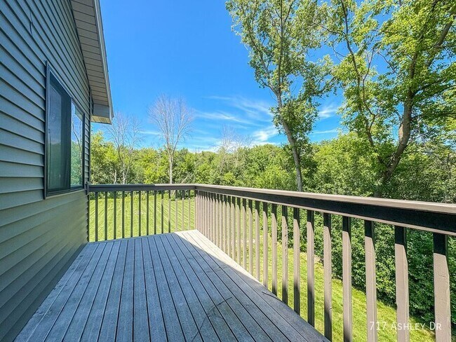 Building Photo - 717 Ashley Dr