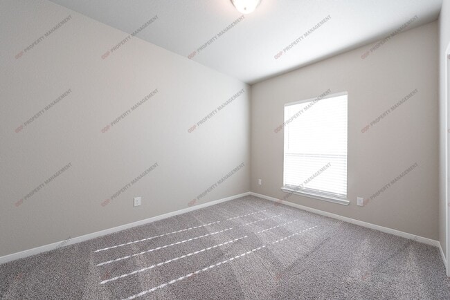 Building Photo - $500 OFF FIRST FULL MONTHS RENT