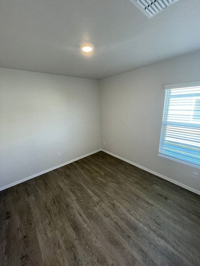 Building Photo - NO HIDDEN FEES! Three Bedroom | Two Bath Home in Legend Pond