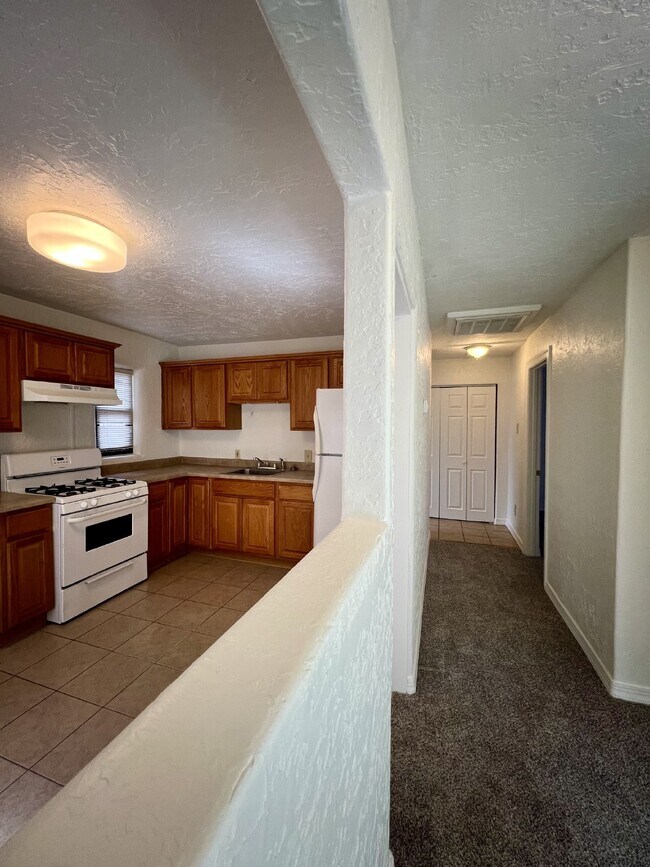 Building Photo - 2 bedroom / 1 bath close to KAFB and I-25 Move-in Special!