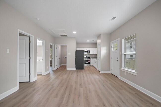 Building Photo - 5703 Valley Dr