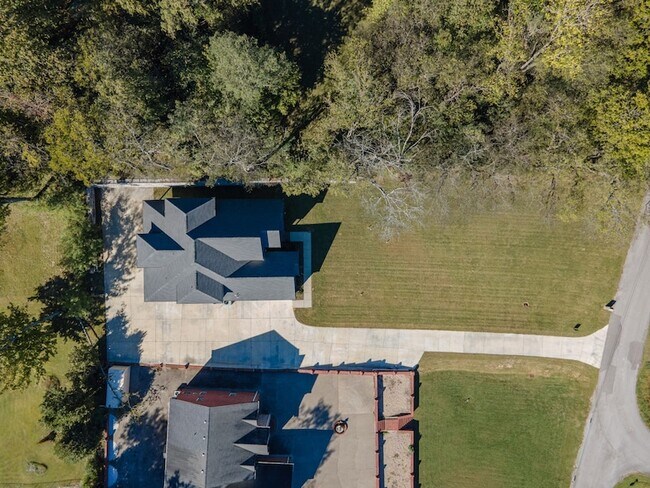 Building Photo - 601 Joyce Ave