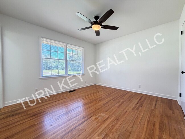 Building Photo - 1708 Rogina St