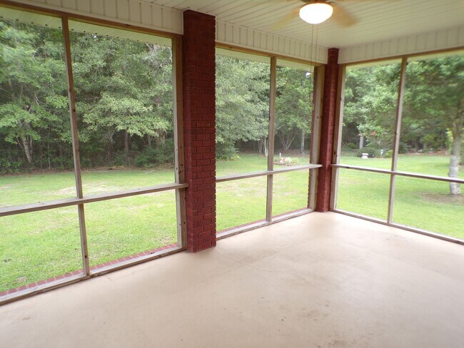 Building Photo - Spacious 3 Bed/2 Bath Home on Wooded Lot