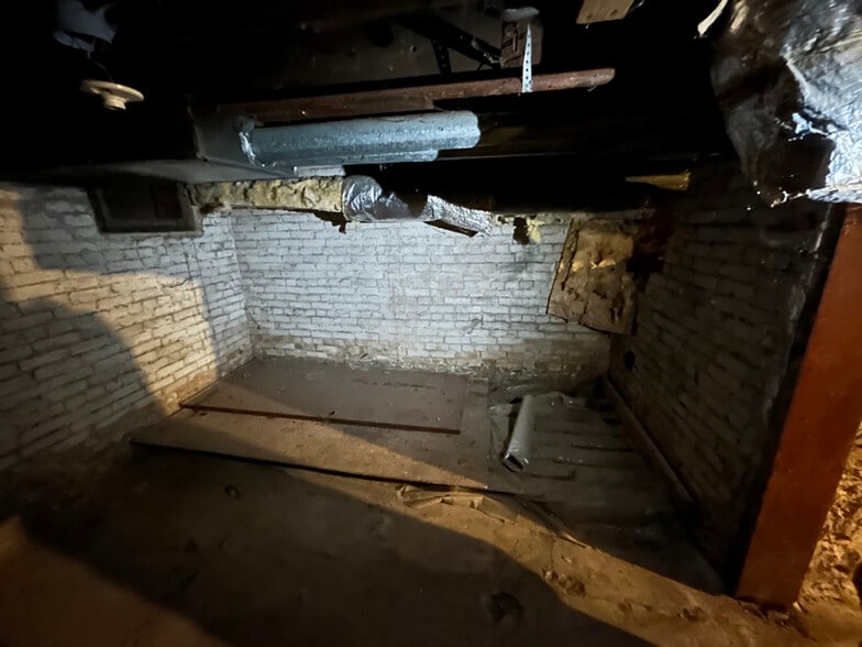 Building Photo - 1897 E Newberry St