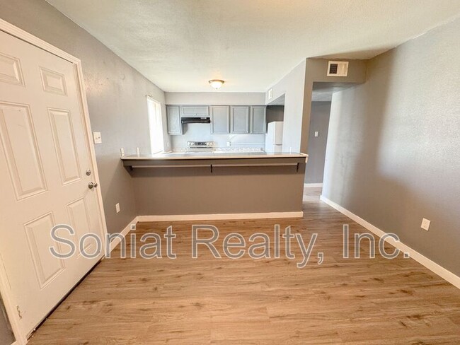 Building Photo - 7760 N Coronet Ct