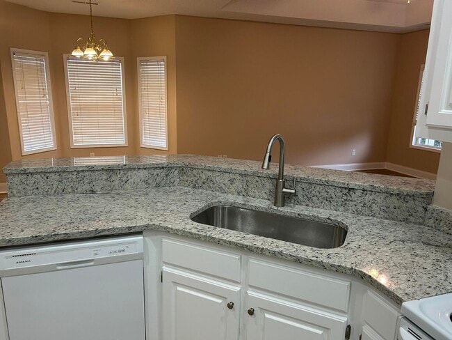 Building Photo - 3421 Beacon Dr