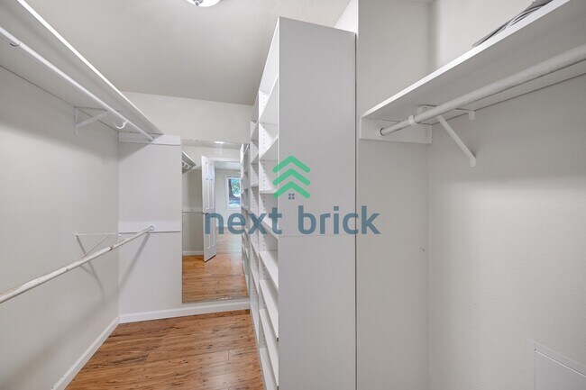 Building Photo - Spacious 5-Bedroom Haven with 3 Full Baths in Redmond – Your Dream Home Awaits!