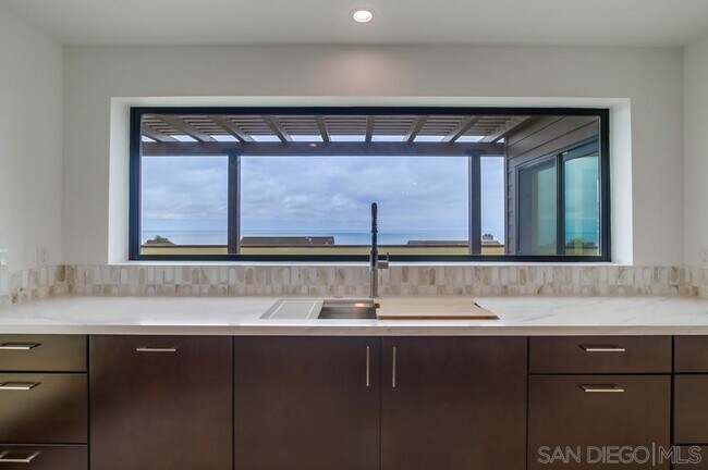 Building Photo - 14066 Crest Way