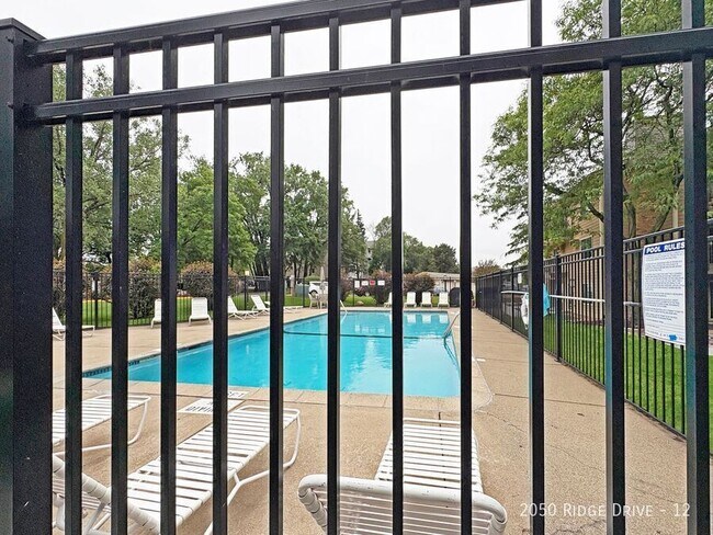 Building Photo - 2050 Ridge Dr