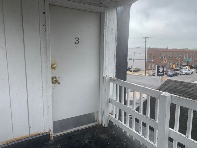 Building Photo - Spacious 3rd floor efficiency York City