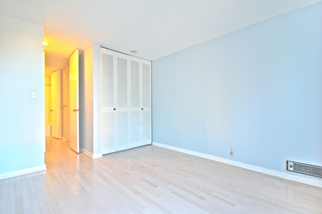 Building Photo - 1 Bed / 1 Bath pet friendly condo with par...