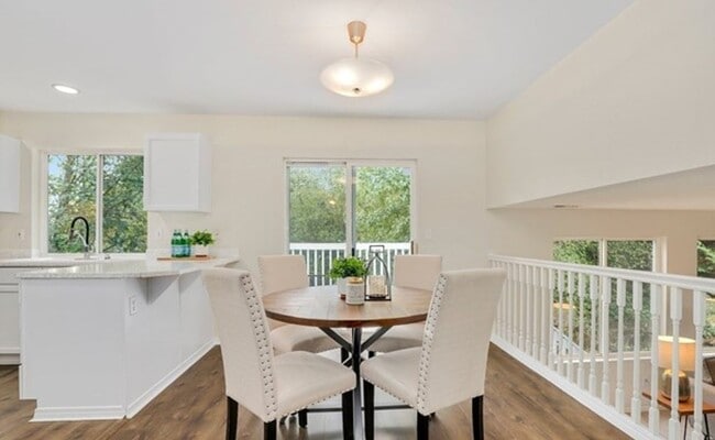 Building Photo - Spacious and Bright Home with 3 Bed and 2.5 Bath