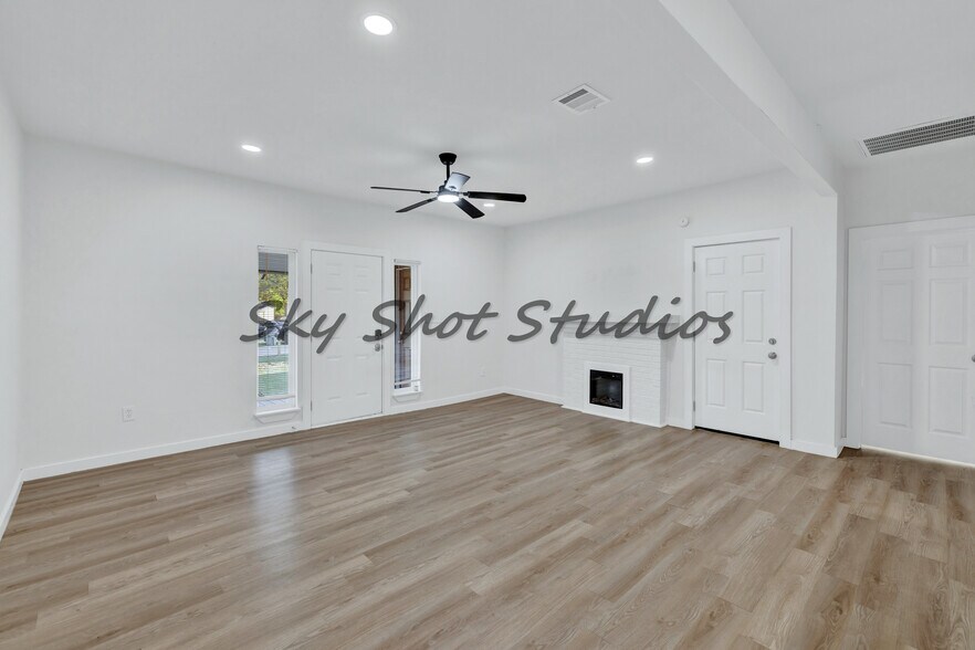 Building Photo - 326 W Rainey St