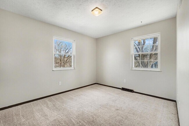 Building Photo - 24981 State Line Rd