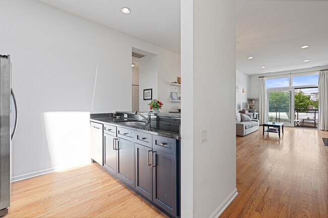 Building Photo - 2089 W Wabansia Ave