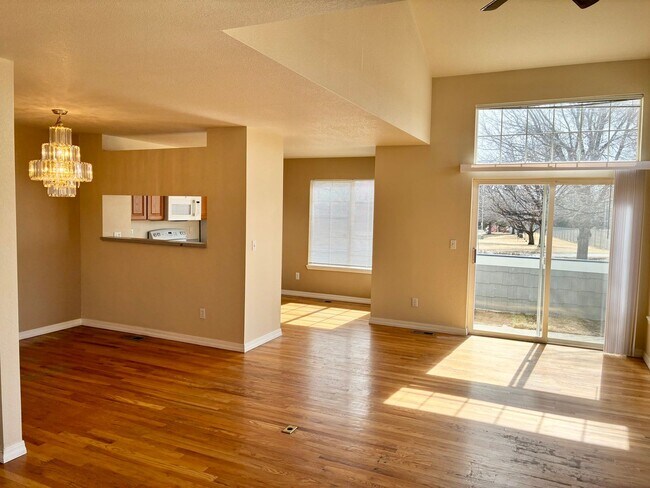 Building Photo - Great Location! Attractive 3 Story Condo