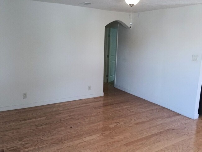 Building Photo - 3 Bedroom 2 Bathroom Home located in North...