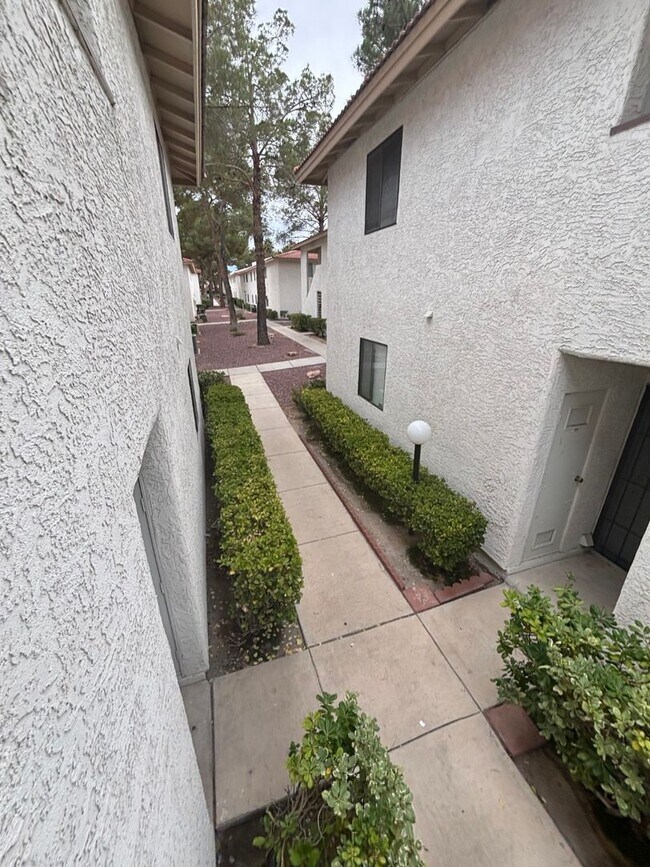 Building Photo - 2 Br/2 Ba. Condo on 2nd fl.