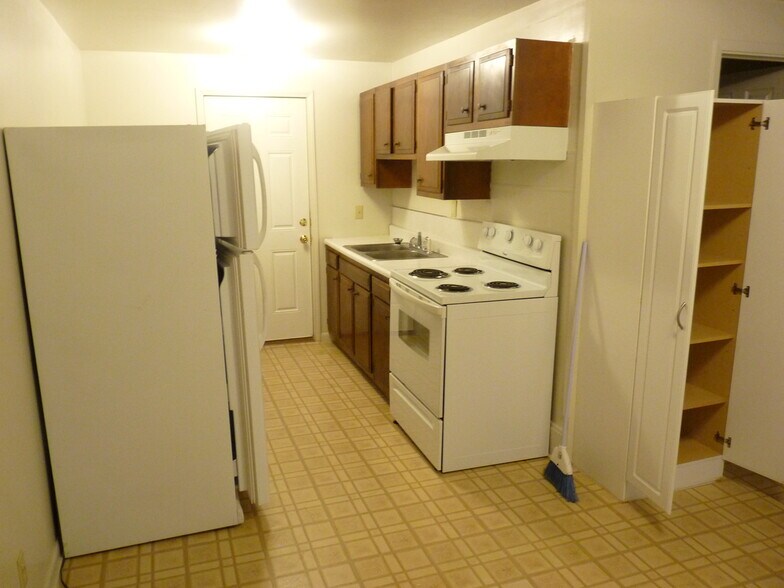 Kitchen - 1853 Park St