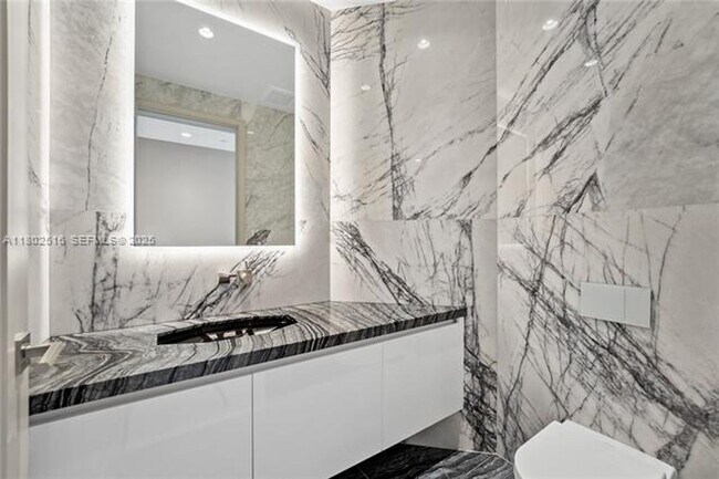 Building Photo - 17901 Collins Ave