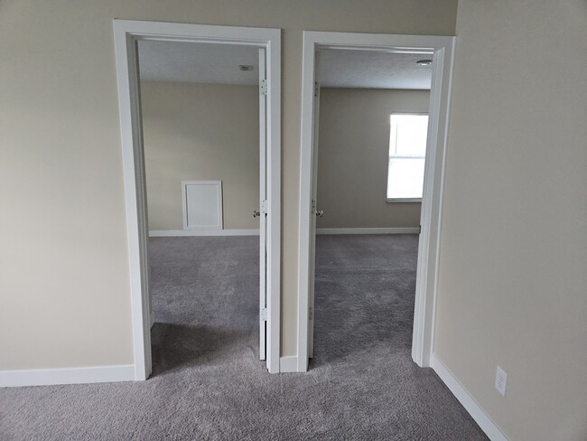 Building Photo - 2704 Grassy Br Dr