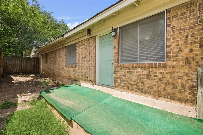 Building Photo - 8106 Sonnet Ave
