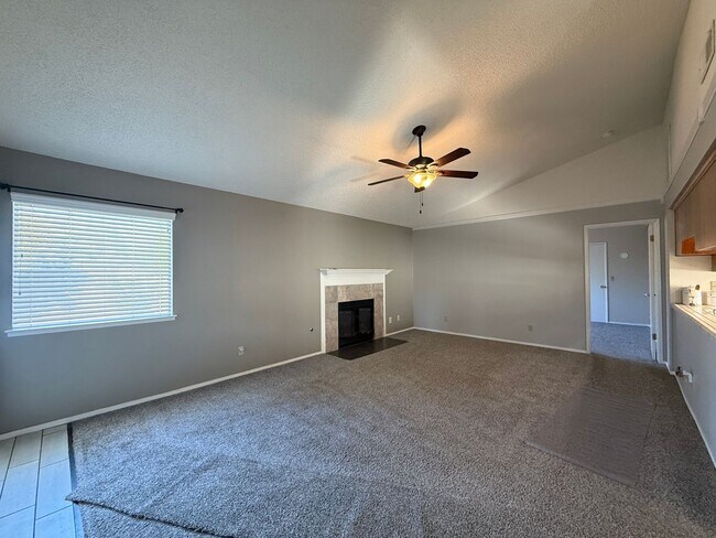 Building Photo - 2 bedroom, 2-bathroom home plus den/office in Fresno, CA!