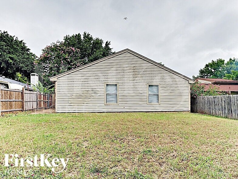 Building Photo - 504 Mockingbird Dr