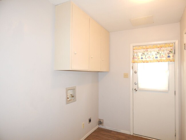 Building Photo - Lovely 2 Bedroom, 1-1/2 Bath, Duplex!