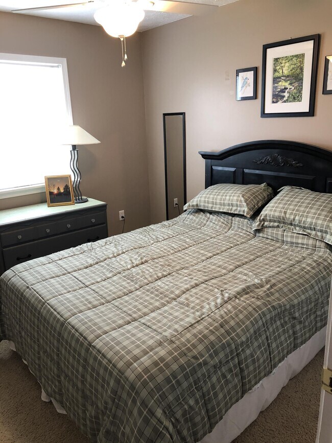 Building Photo - 2020 Grandview Dr