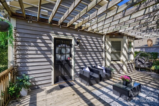 Building Photo - 909 Woodruff Pl