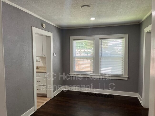 Building Photo - 7542 Harrison St