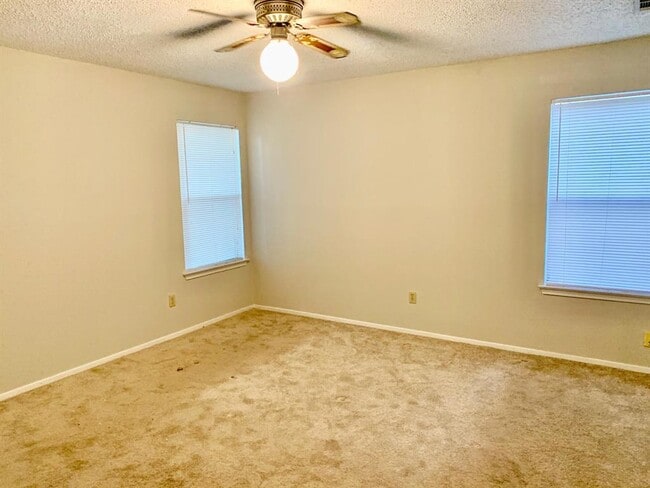 Building Photo - 1707 Honeysuckle Ln