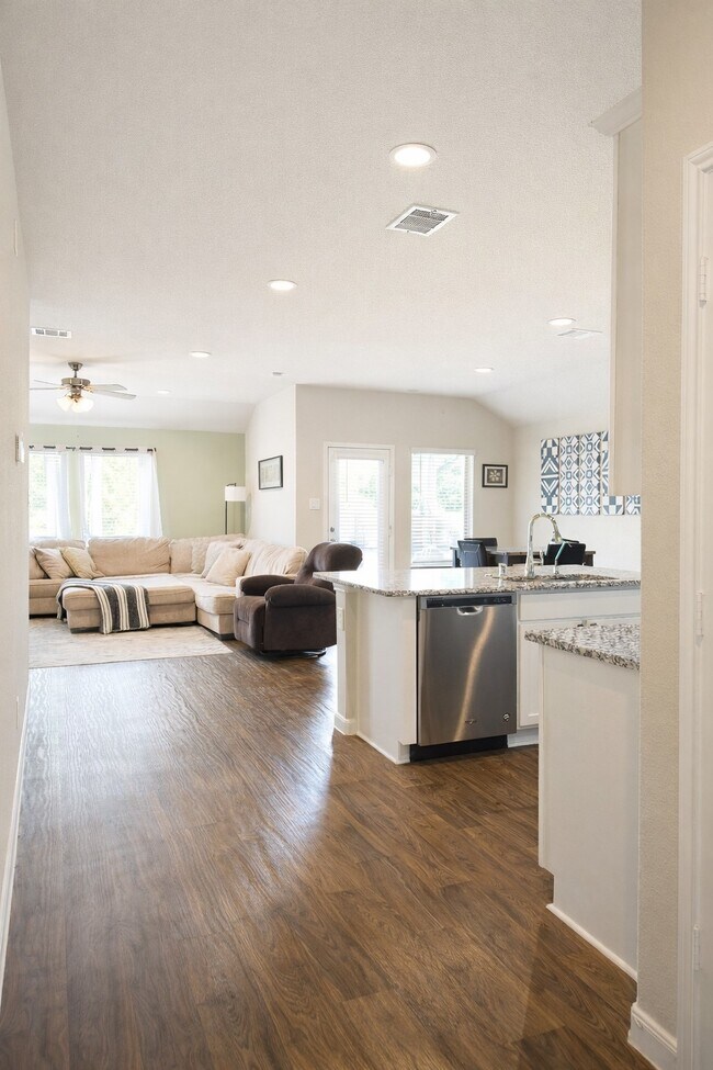 Building Photo - 519 Kickapoo Dr