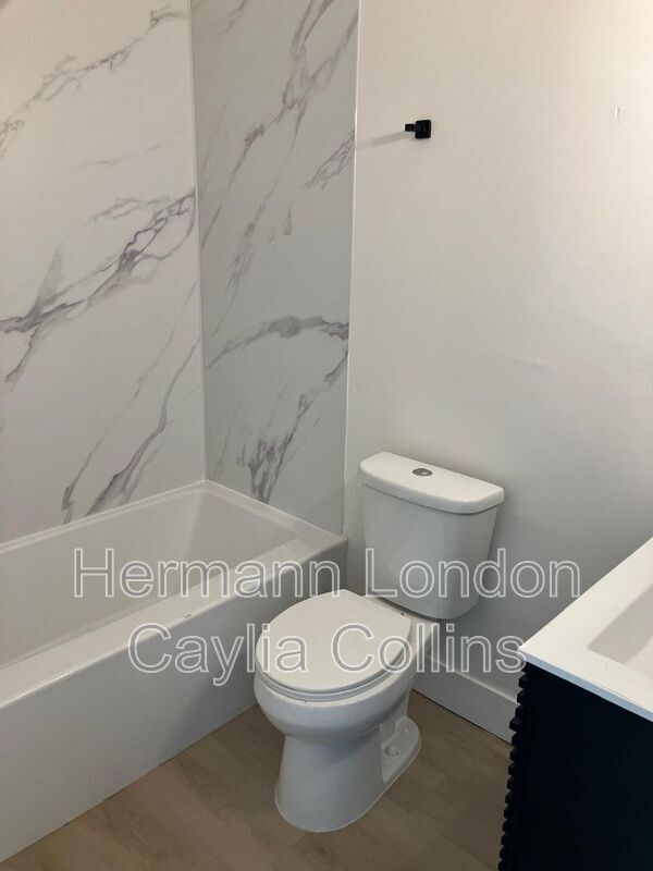 Building Photo - 5832-5834-5834 Etzel Ave