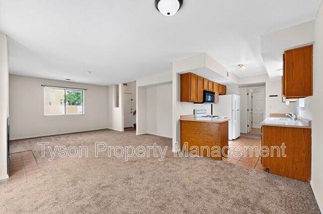 Building Photo - 1515 La Charles Dr NE