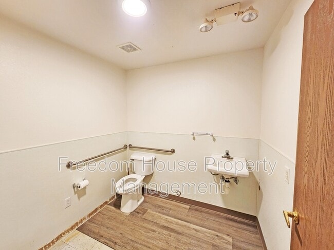 Building Photo - 1231 E Basin Ave
