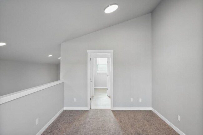Building Photo - 4447 Sunnyside Rd SE