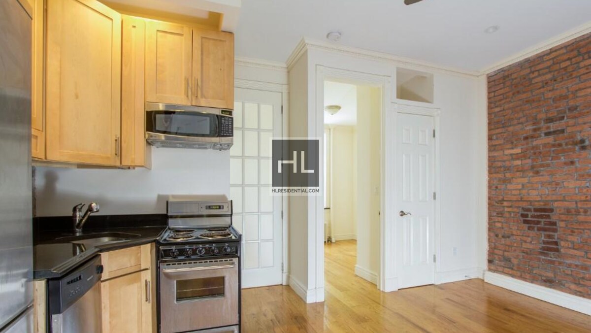 Building Photo - Mott Street