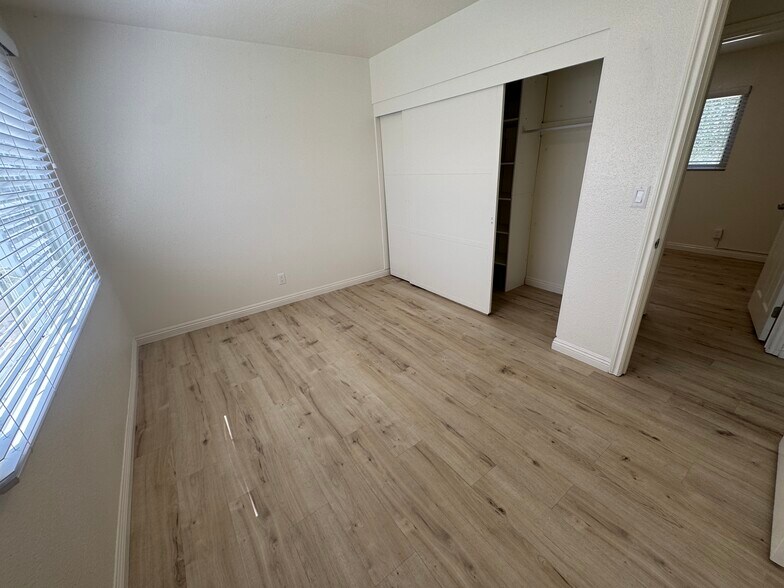 Building Photo - 1121 Calle Tulipan