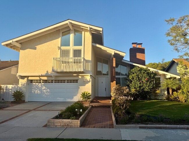 Building Photo - Welcome to this beautiful 4 bedroom home in the highly desirable "Port Streets" of Newport Beach