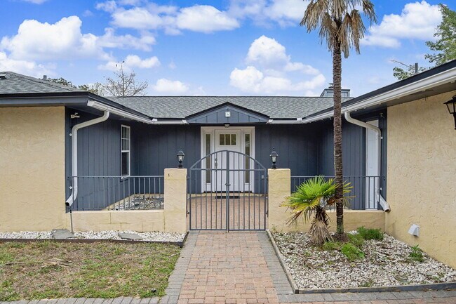 Building Photo - 6 Pinehurst Dr